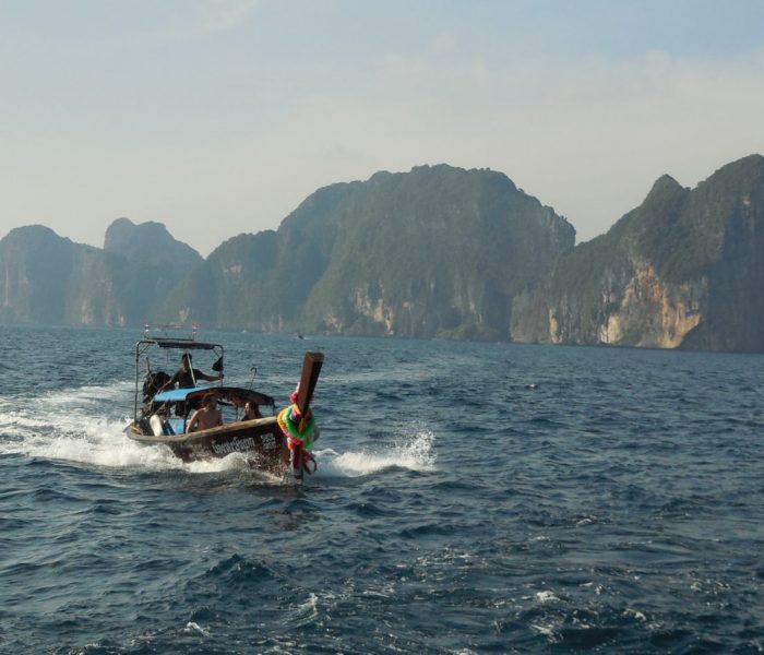 Tradycyjna łódź tajska na Morzu Andamańskim